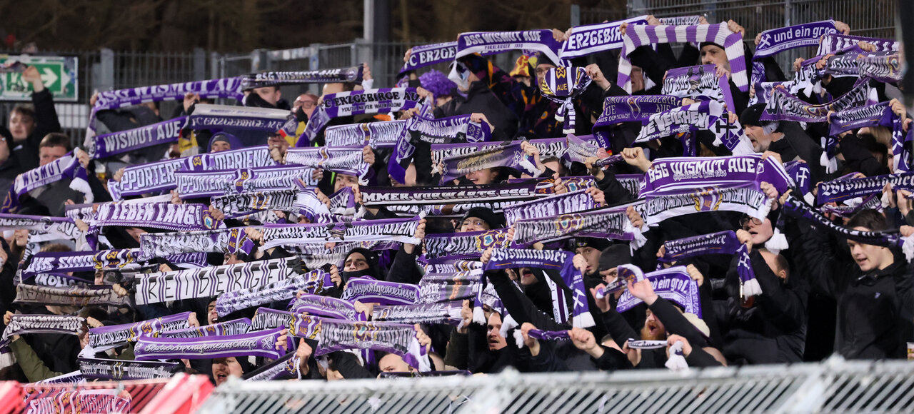 Weite Reise - die Auer Fans sind auch am Freitag mit dabei.