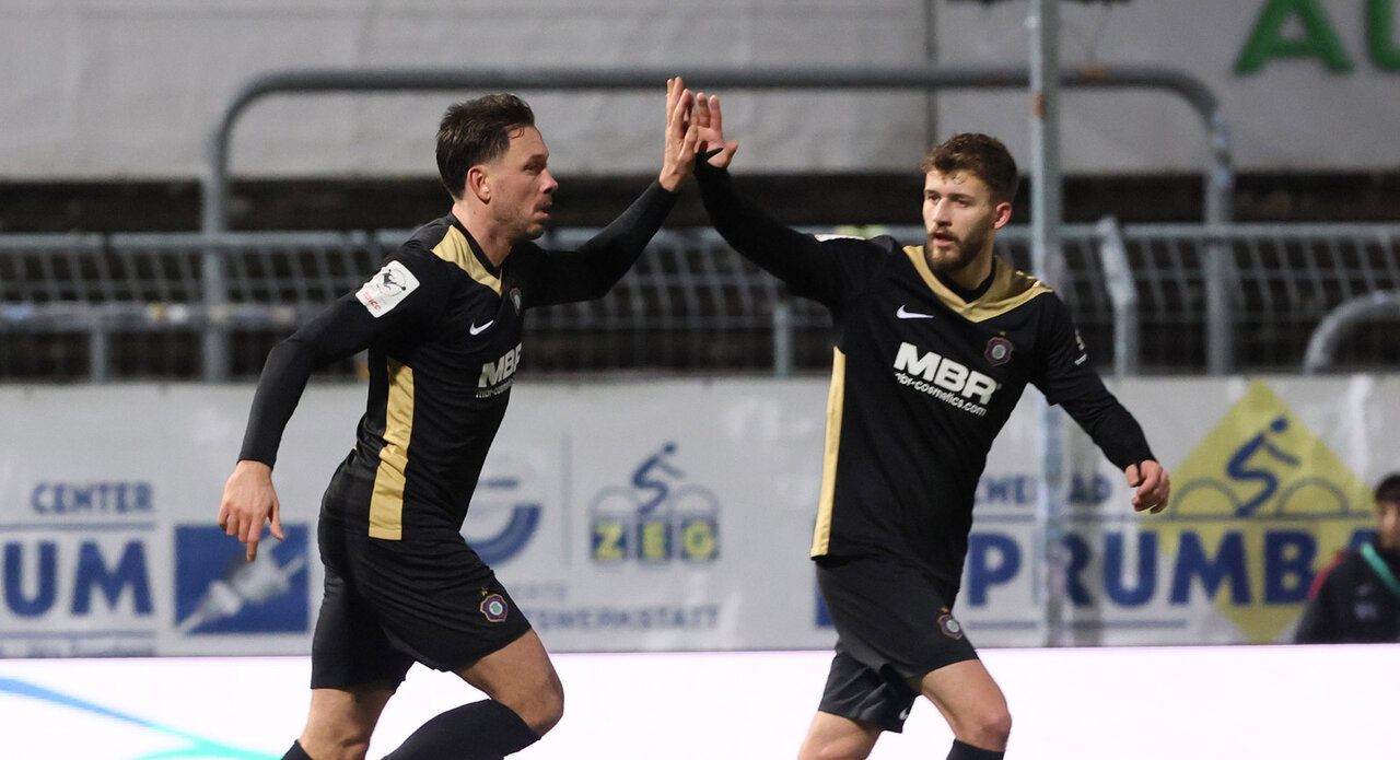 Marcel Bär wird zum Tor beglückwünscht.