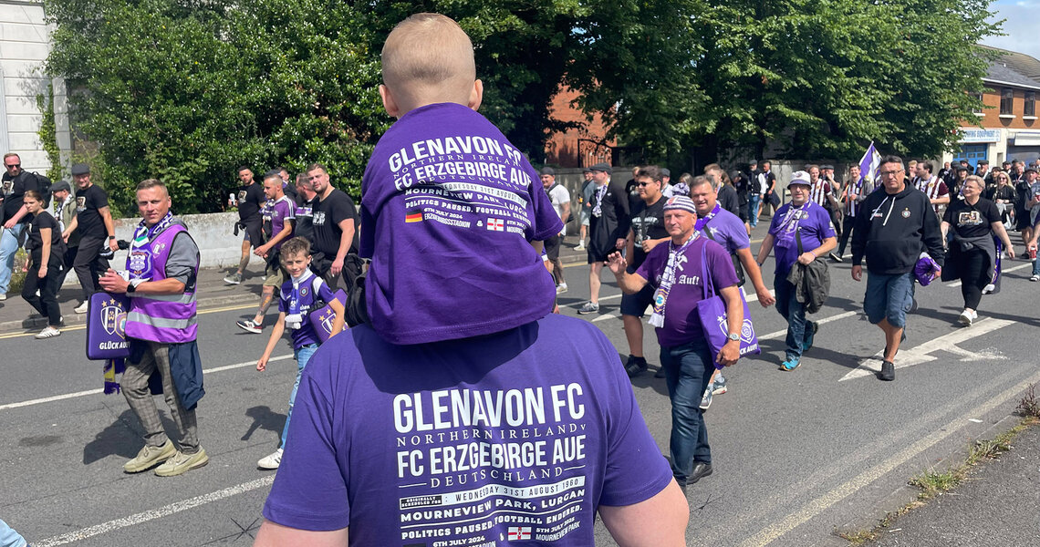 Auefans in Lurgan beim Fanmarsch Auefans in Lurgan beim Fanmarsch