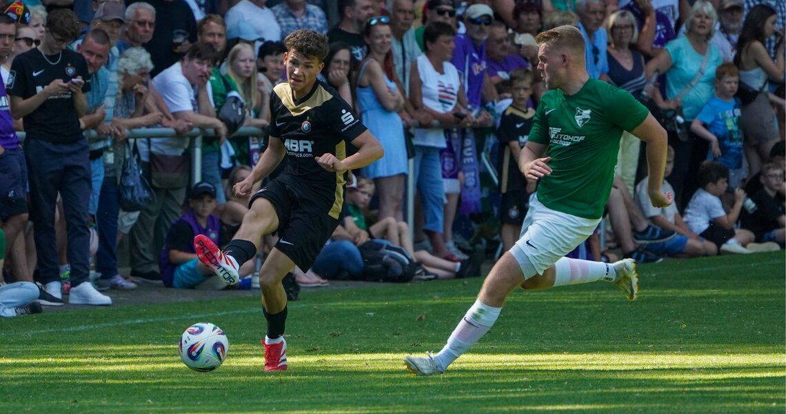 Nachwuchskeeper Theo Kretschmer kam bei den beiden Freundschaftsspielen am vergangenen Wochenende als Feldspieler zum Einsatz Nachwuchskeeper Theo Kretschmer kam bei den beiden Freundschaftsspielen am vergangenen Wochenende als Feldspieler zum Einsatz